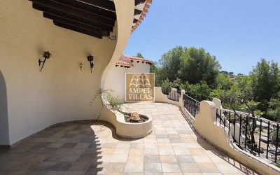 Fantastic villa with large plot, offering privacy and sea views.